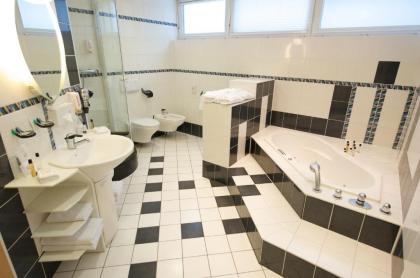 City Hotel Berlin East - image 18