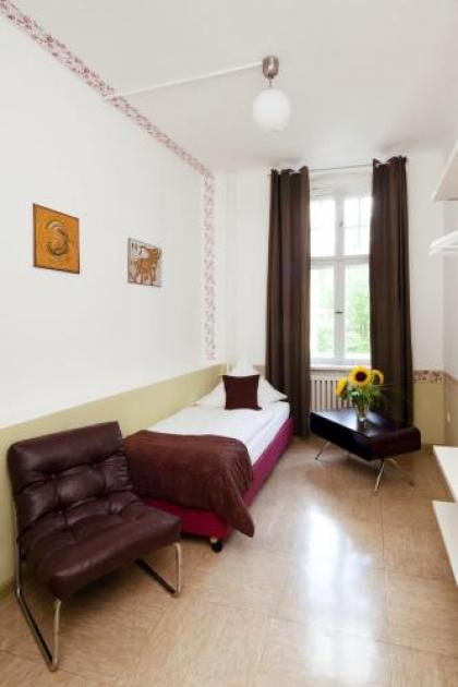 Three Little Pigs Hostel Berlin - image 14