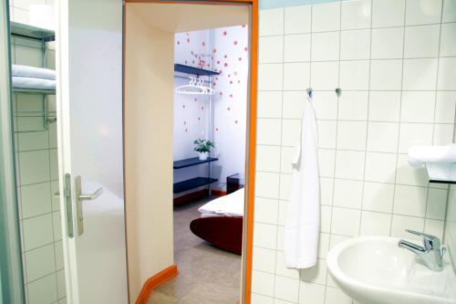Three Little Pigs Hostel Berlin - image 7