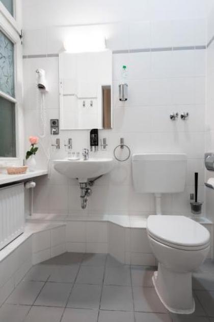 Upper Room Hotel Kurfürstendamm - image 10