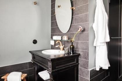 Sir Savigny Hotel - image 17