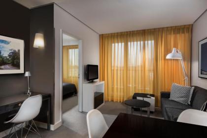Adina Apartment Hotel Berlin Hackescher Markt - image 5
