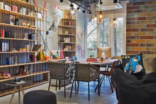 Moxy by Marriott Berlin Humboldthain Park - image 4