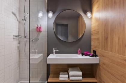 Moxy by Marriott Berlin Humboldthain Park - image 9