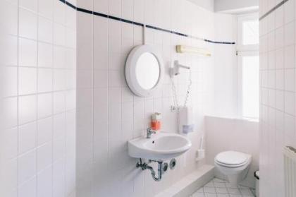 St Christopher's Apartments - image 4