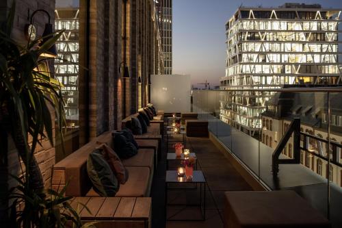 Hotel Amano Grand Central - image 2