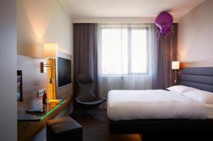 Moxy by Marriott Berlin Ostbahnhof - image 3