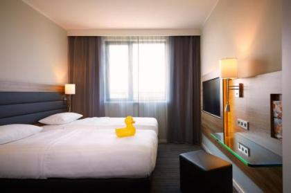 Moxy by Marriott Berlin Ostbahnhof - image 4