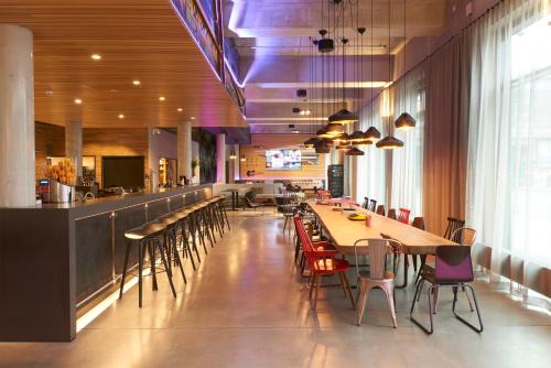 Moxy by Marriott Berlin Ostbahnhof - image 5