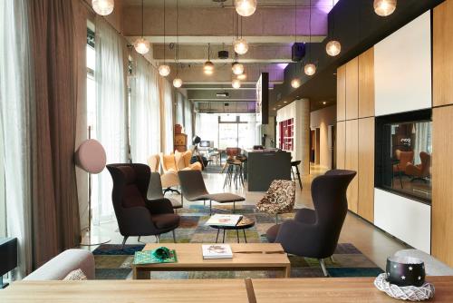 Moxy by Marriott Berlin Ostbahnhof - image 6