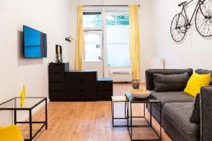 SPACIOUS 2 BR A/CSelfCheckInFree Street Parking - image 2