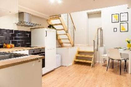 SPACIOUS 2 BR A/CSelfCheckInFree Street Parking - image 3