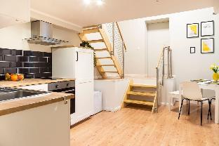SPACIOUS 2 BR A/CSelfCheckInFree Street Parking - image 3
