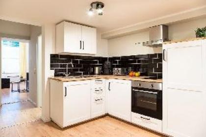SPACIOUS 2 BR A/CSelfCheckInFree Street Parking - image 4