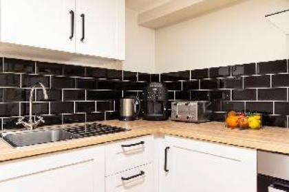 SPACIOUS 2 BR A/CSelfCheckInFree Street Parking - image 5