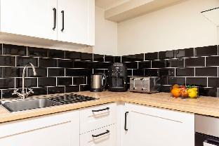 SPACIOUS 2 BR A/CSelfCheckInFree Street Parking - image 5