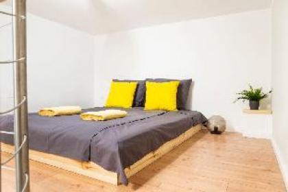 SPACIOUS 2 BR A/CSelfCheckInFree Street Parking - image 9