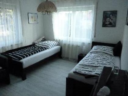 Ruhiges Zimmer im Grünen (schwarz/weiß)