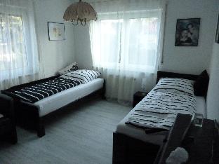 Ruhiges Zimmer im Grünen (schwarz/weiß) - main image