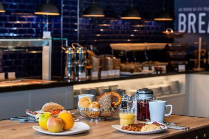 Premier Inn Berlin Alexanderplatz - image 15