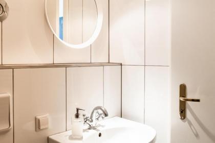 Family-friendly apartment in the center of Berlin - image 14