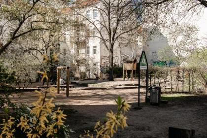Family-friendly apartment in the center of Berlin - image 19